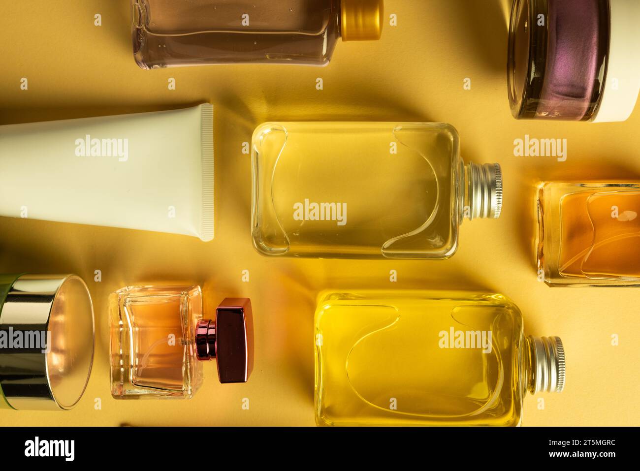 Pose à plat de bouteilles de produits de beauté, baignoire et tube avec espace de copie sur fond jaune Banque D'Images