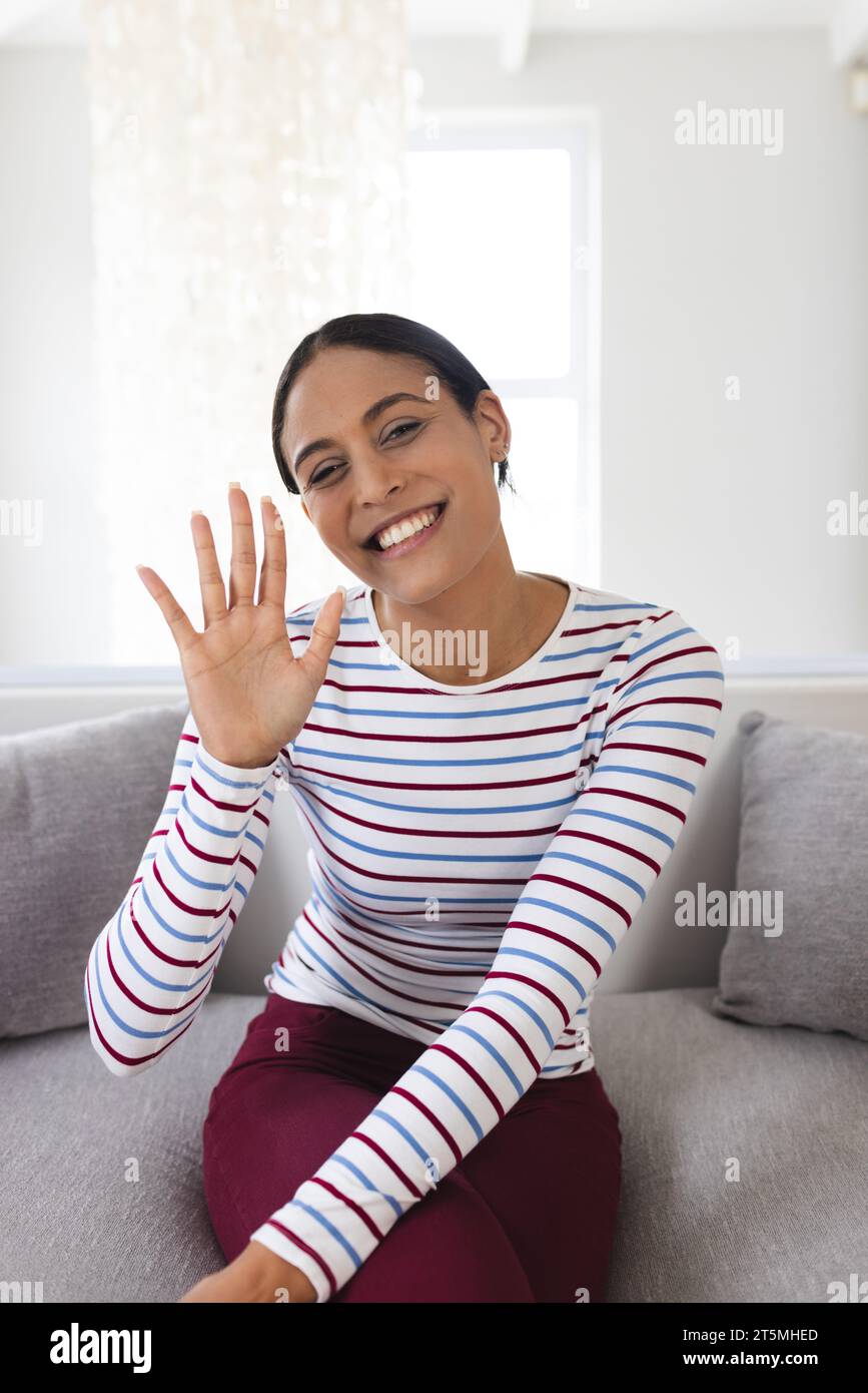 Portrait de femme biracial heureuse ayant un appel vidéo à la maison Banque D'Images