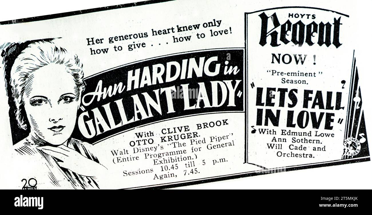 Une publicité pour un film projeté à Hoyts, The Regent Cinema, Melbourne, Australie en juillet 1934, Gallant Lady, réalisé par Gregory la Cava et Staring Ann Harding, Clive Brook et Otto Kruger. L'histoire d'une mère célibataire qui abandonne son enfant pour adoption. Nous présentons également Lets Fall in Love avec Edmond Lowe et Ann Sothern, Will Cade et Orchestra Banque D'Images
