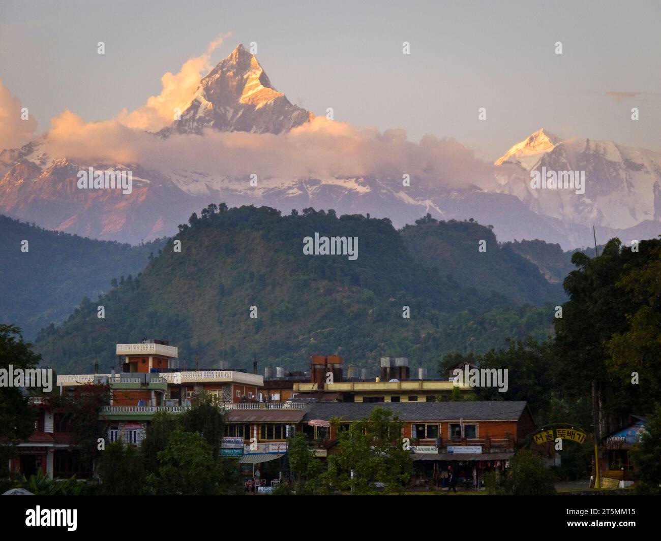 Pic Machhapuchhare s'élevant au-dessus de Pokhara, Népal. Banque D'Images