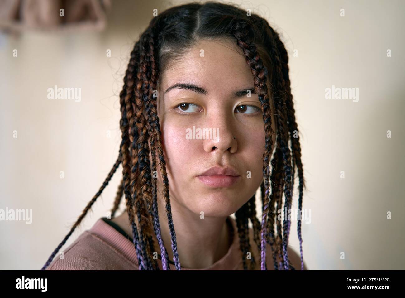 Belle jeune femme asiatique avec des dreads violets et noirs sur elle Banque D'Images