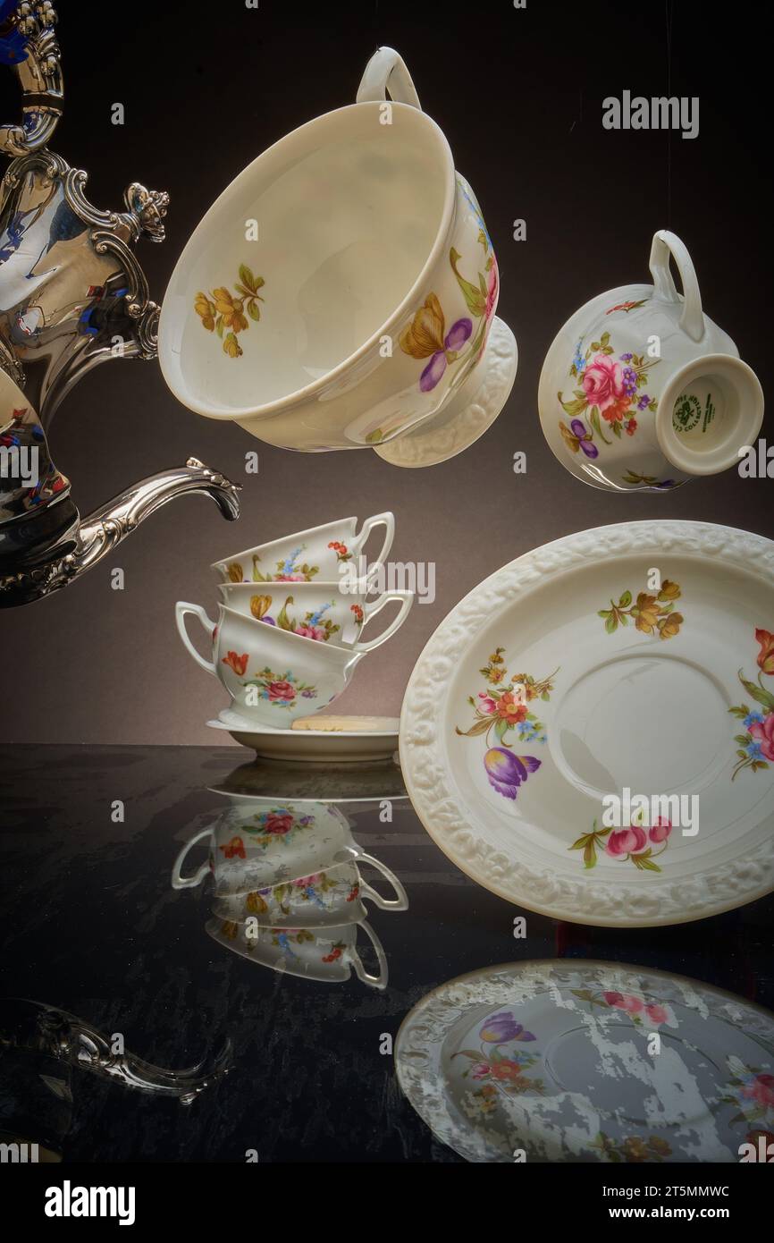 Cafetière en argent et tasses à café flottantes, Mad Hatter Banque D'Images Cafetière en argent et tasses à café flottantes, Mad Hatter Banque D'Images
