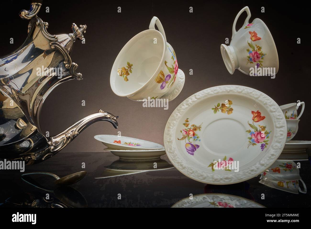 Cafetière en argent et tasses à café flottantes, Mad Hatter Banque D'Images Cafetière en argent et tasses à café flottantes, Mad Hatter Banque D'Images