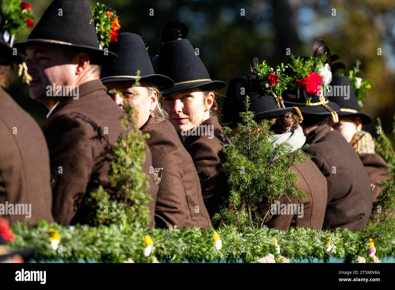 06 novembre 2023, Bavière, Bad Tölz : les participants à la promenade Leonhardi à Bad Tölz sont assis dans une voiture. Photo : Lennart Preiss/dpa Banque D'Images