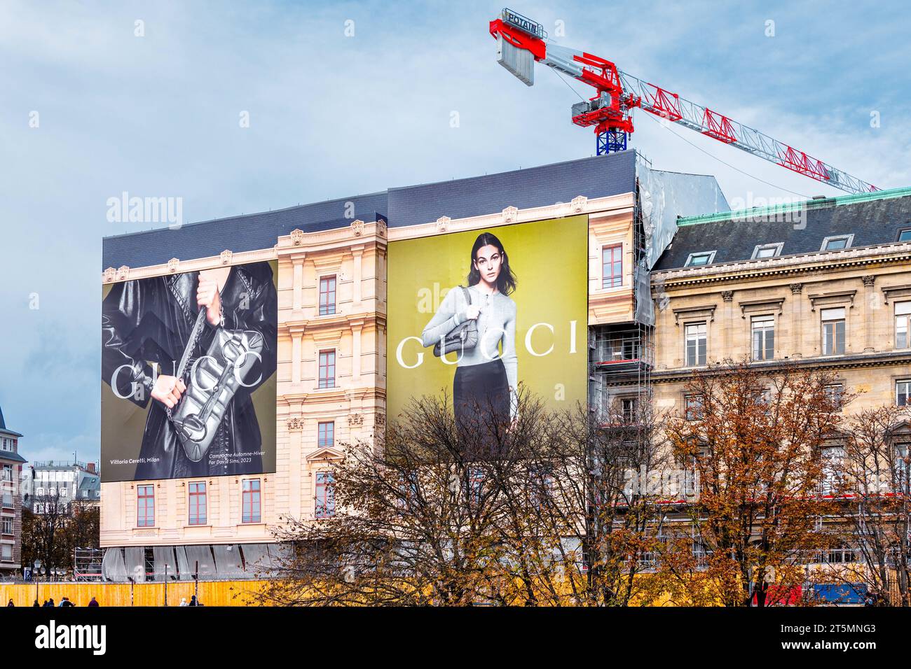 Affiches publicitaires géantes Gucci habillant les travaux de reconstruction de bâtiments dans le centre de Paris, France. Banque D'Images