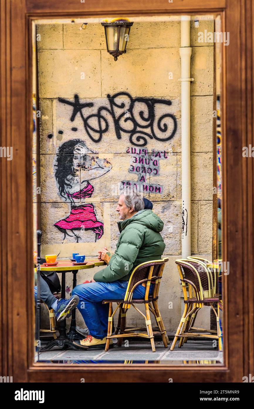 Réflexion en miroir des clients aux tables de terrasse du bistro 'le Balto' sur la rue Mazarine, Paris 6, France. Banque D'Images