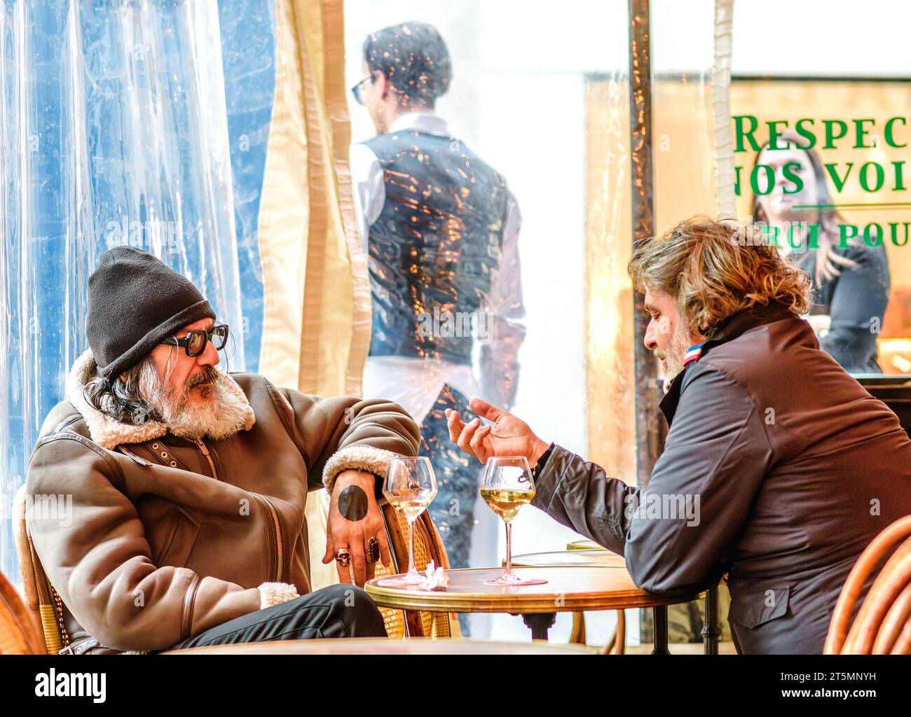 Buveurs à une table en terrasse du restaurant la Palette, Paris 6, France. Banque D'Images