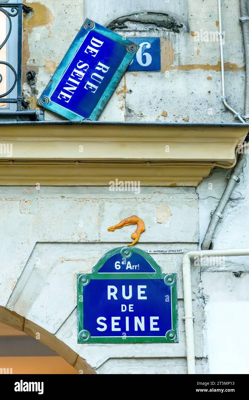 Rue de Seine panneaux de rue avec art de rue supplémentaire 'figure humaine' par Marie Nelly, artiste française - Saint-Germain-des-près, Paris 6, France. Banque D'Images