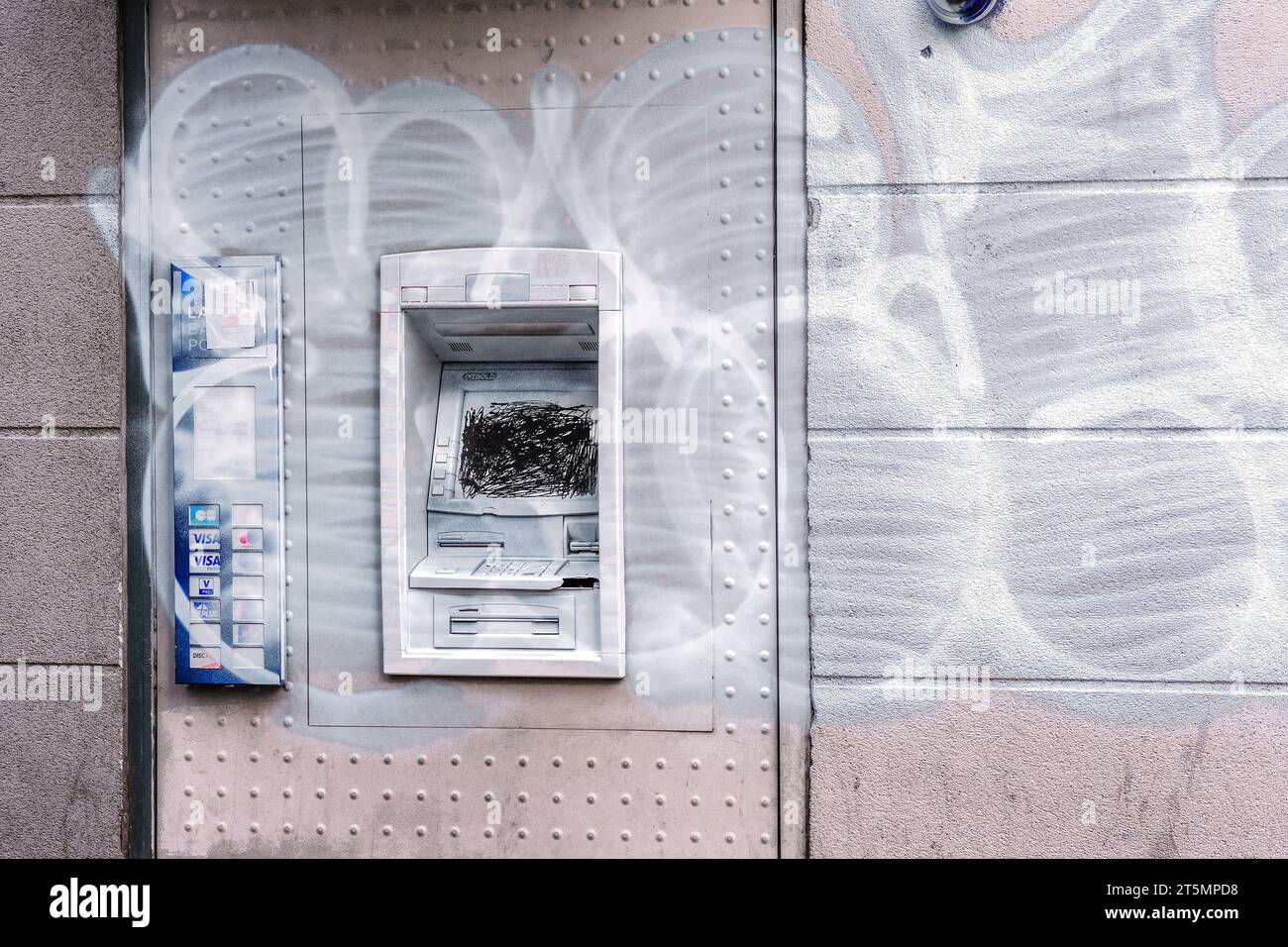 La poste (bureau de poste français) distributeur de billets vandalisé avec de la peinture blanche en spray - Belleville, Paris 20, France. Banque D'Images