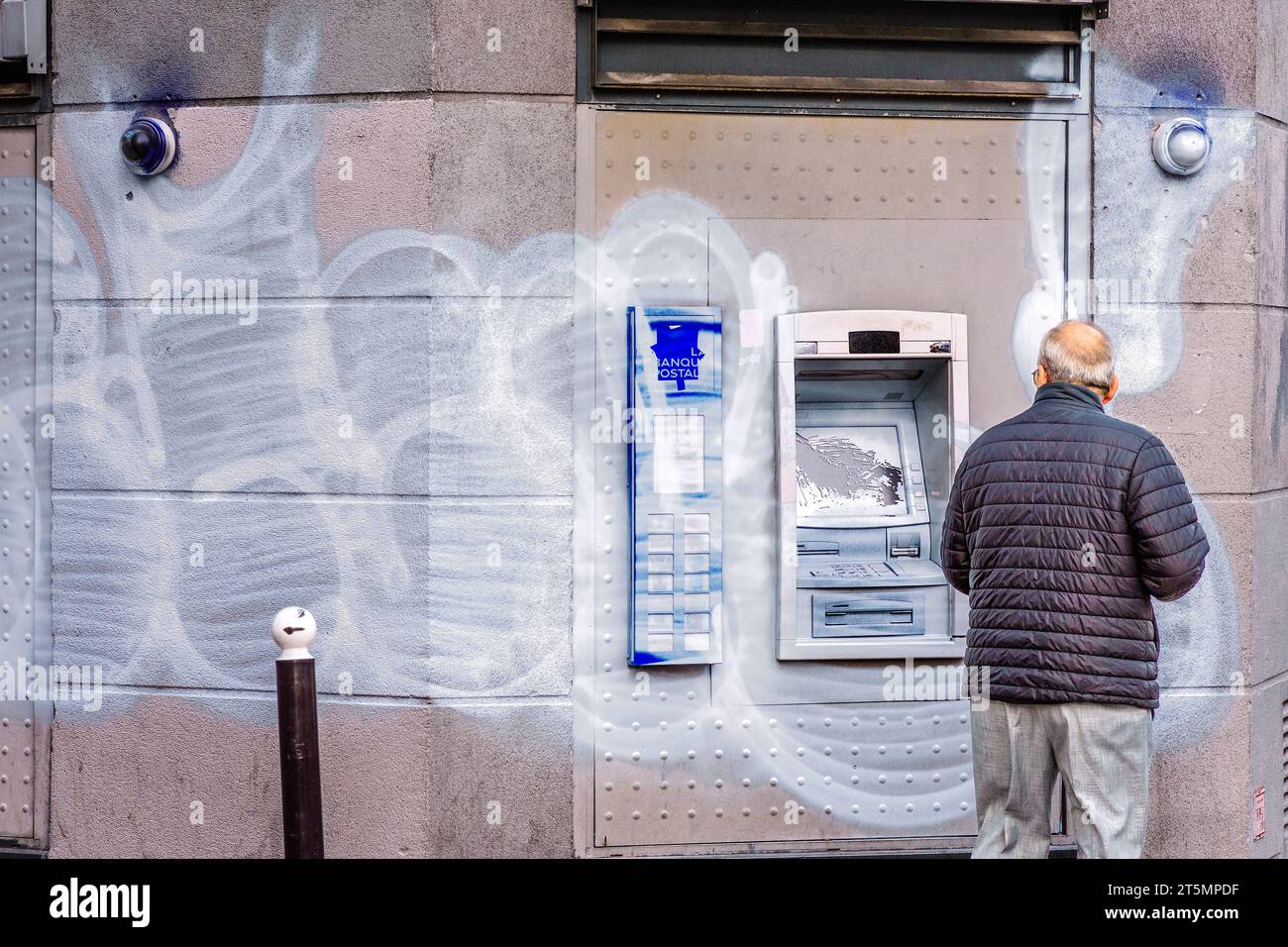 La poste (bureau de poste français) distributeur de billets vandalisé avec de la peinture blanche en spray - Belleville, Paris 20, France. Banque D'Images