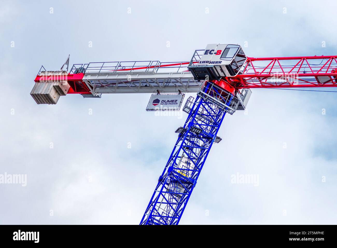 Détail de grue à tour de construction Liebherr haute - Paris 18, France. Banque D'Images