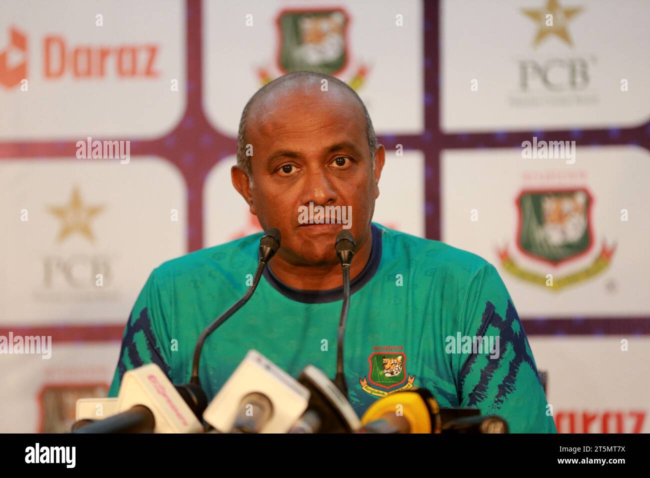 L’entraîneur-chef de l’équipe féminine de cricket du Bangladesh, Hashan Tillakaratne, assiste à une conférence de presse d’avant-match au Sher-e-Bangla National Stadium, Mirpur, Dhaka, Ba Banque D'Images