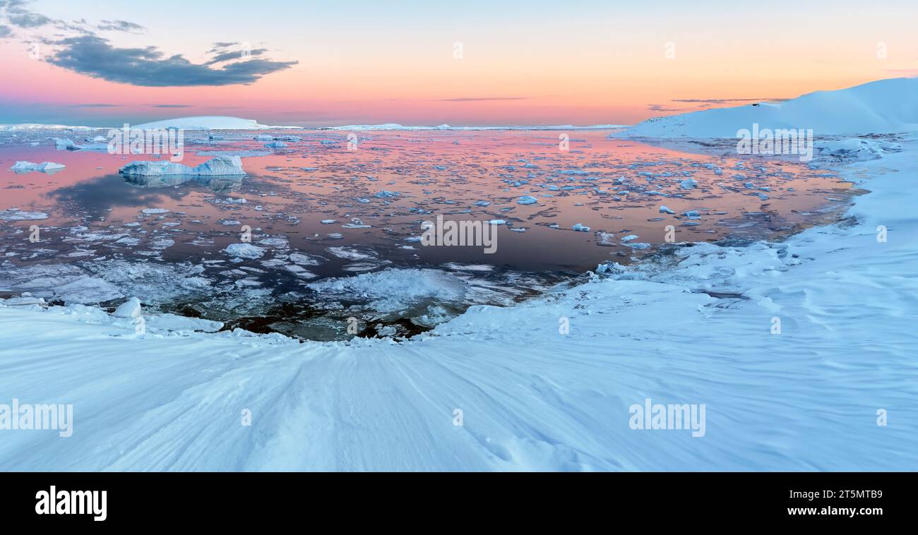 Le soleil de minuit sur les icebergs dans la mer de Weddell depuis la péninsule antarctique en Antarctique. Banque D'Images