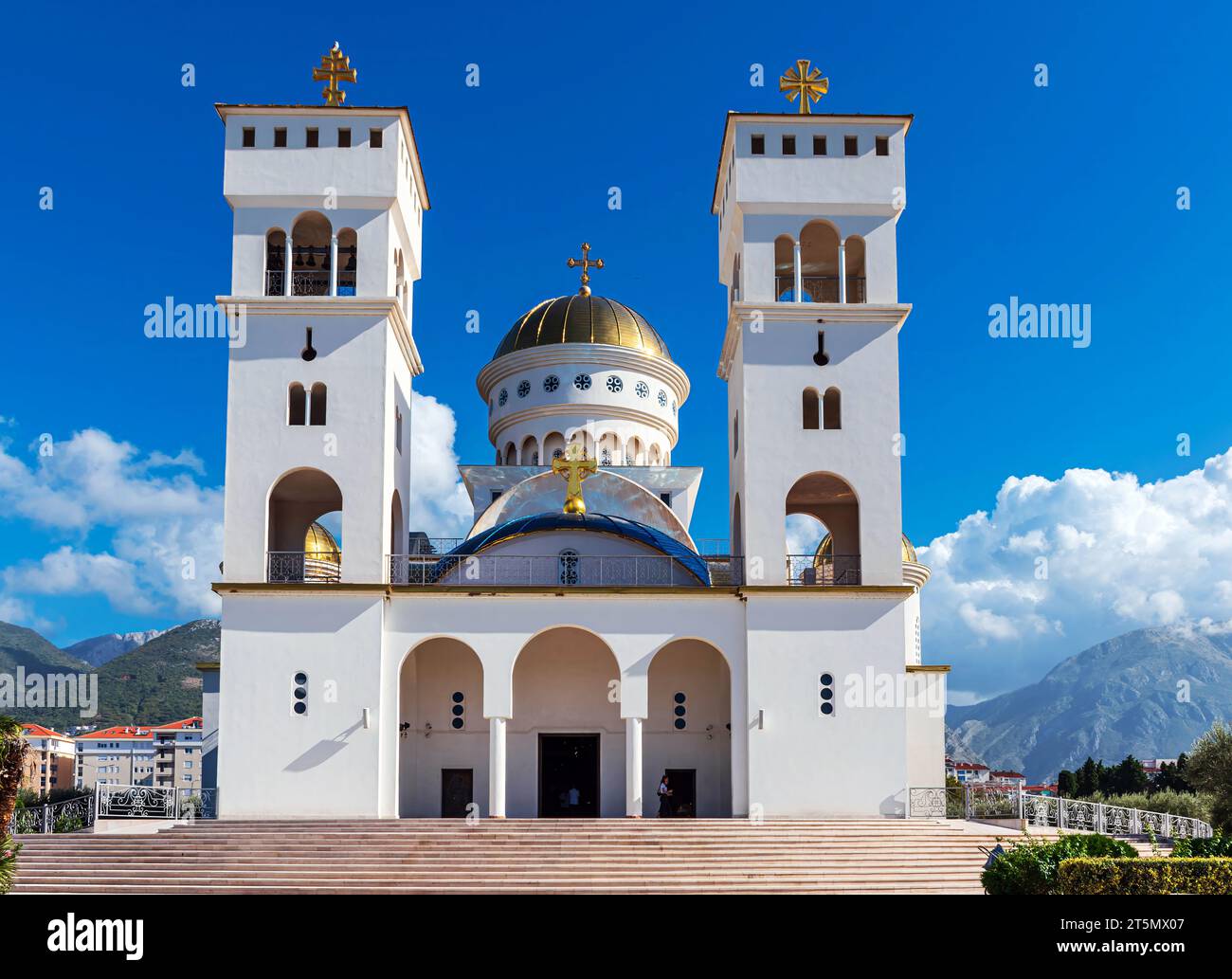 L'église de St. Jovan Vladimir est une église orthodoxe serbe située à Bar, au Monténégro. Il a été construit entre 2006 et 2016 Banque D'Images