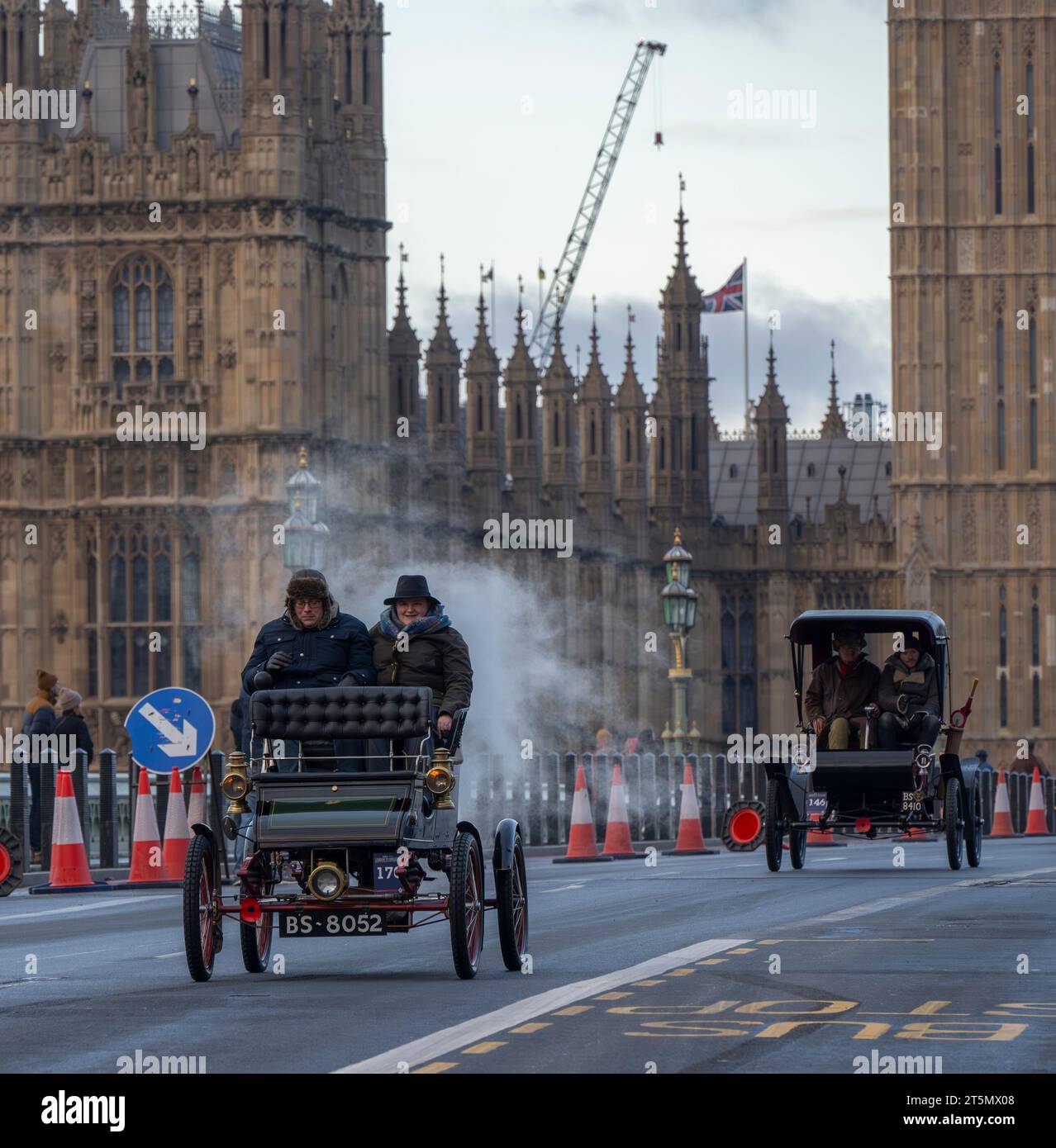 Pont de Westminster, Londres, Royaume-Uni. 5 novembre 2023. La voiture à vapeur Stanley de 1903 dans la RM Sotheby’s London to Brighton Veteran car Run traverse Westminster Bridg Banque D'Images