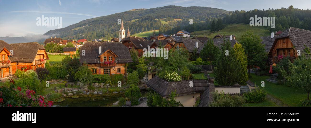 Village de Sankt Michael im Lungau, Salzburger Land, Autriche, au coucher du soleil, avec des montagnes en arrière-plan, l'été, avec des maisons en bois et l'église, Pano Banque D'Images
