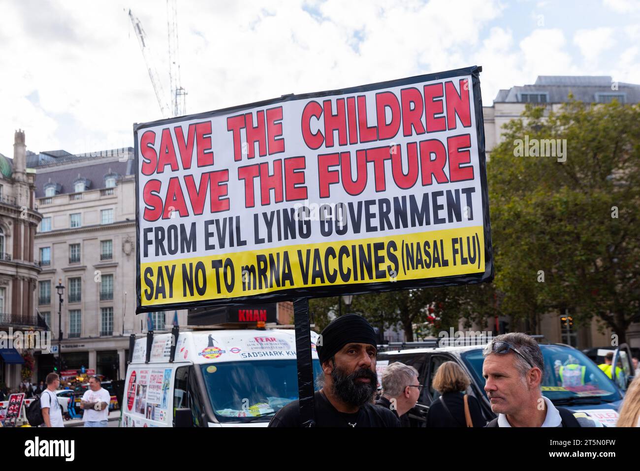 Affiche de protestation contre les vaccins, indiquant que le gouvernement ment. Anti vax pour les enfants. Sauvez les enfants, sauvez l'avenir. Dites non aux vaccins ARNm Banque D'Images