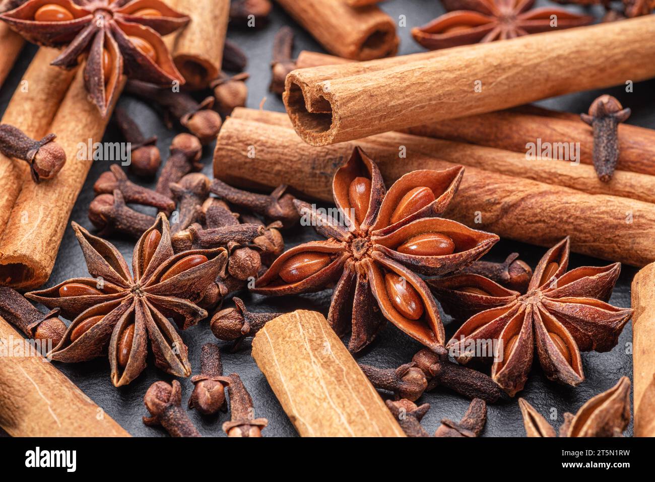 Beaucoup de trois épices pour le vin chaud – anis étoilé, cannelle et clou de girofle, macro. Excellent arrière-plan pour vos projets. Banque D'Images