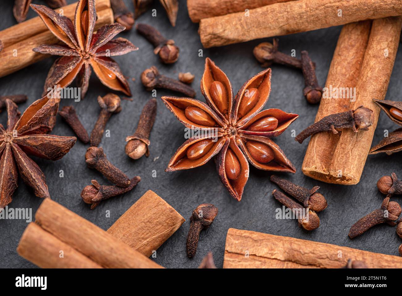 Beaucoup de trois épices pour le vin chaud – anis étoilé, cannelle et clou de girofle, macro. Excellent arrière-plan pour vos projets. Banque D'Images