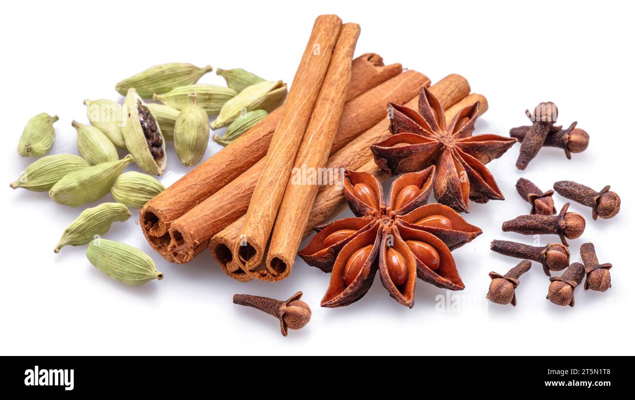 Beaucoup de quatre épices pour le vin chaud – anis étoilé, cannelle, cardamome et clou de girofle sur fond blanc. Grand fond d'épices pour vos projets. Banque D'Images