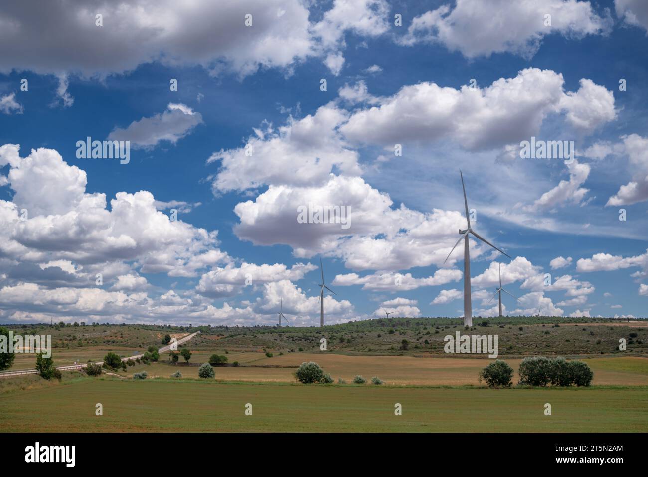 Éoliennes dans le paysage rural et ciel nuageux magnifique à l'arrière-plan. Production écologique d'énergie électrique. Banque D'Images