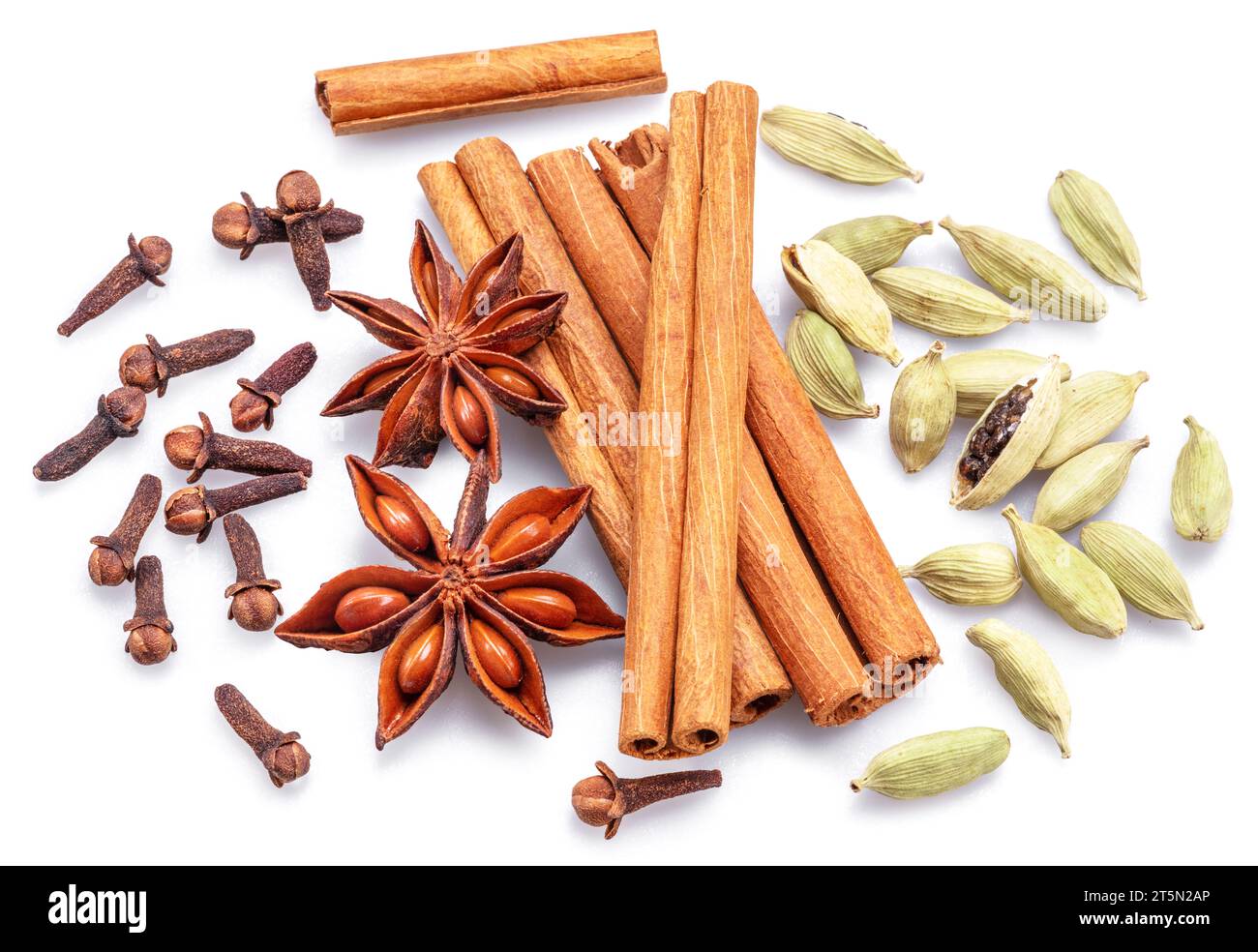 Beaucoup de quatre épices pour le vin chaud – anis étoilé, cannelle, cardamome et clou de girofle sur fond blanc. Grand fond d'épices pour vos projets. Banque D'Images