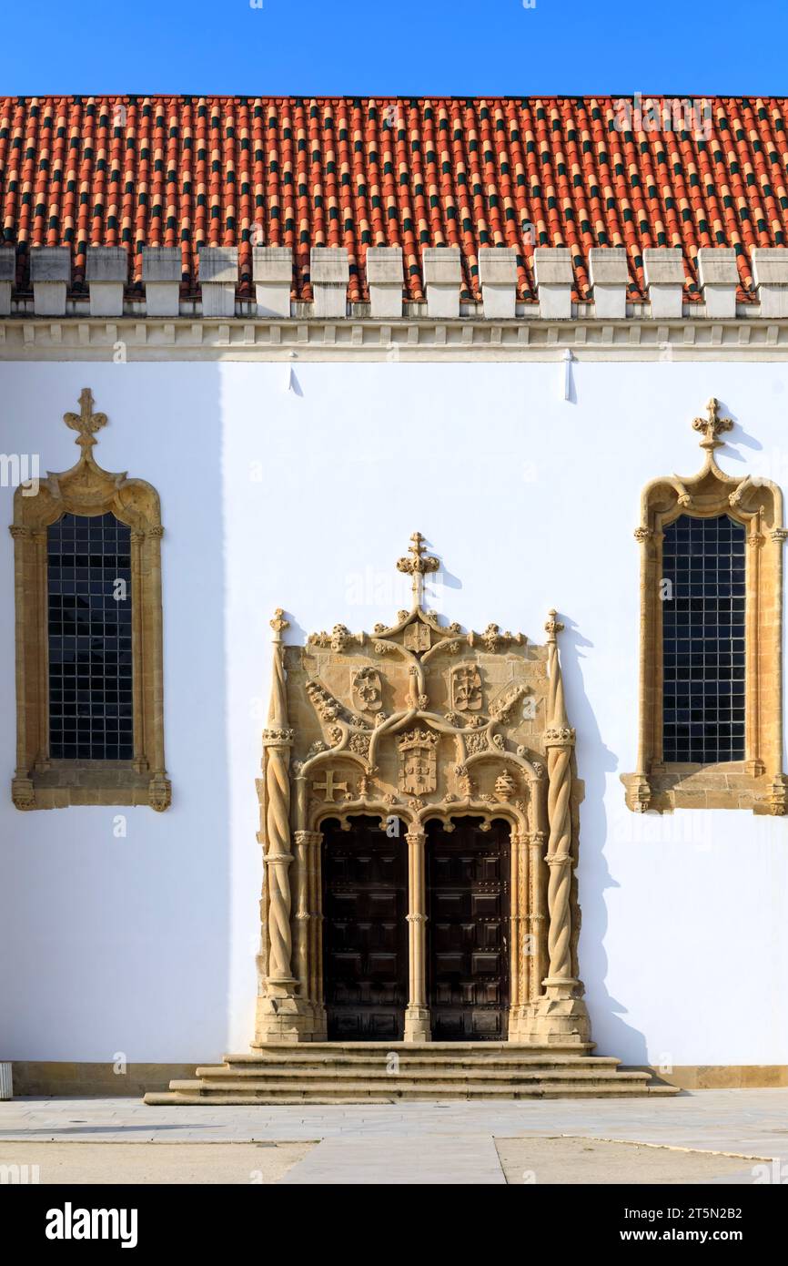 Vue de la porte de la chapelle Saint-Michel à l'Université de Coimbra au Portugal Banque D'Images