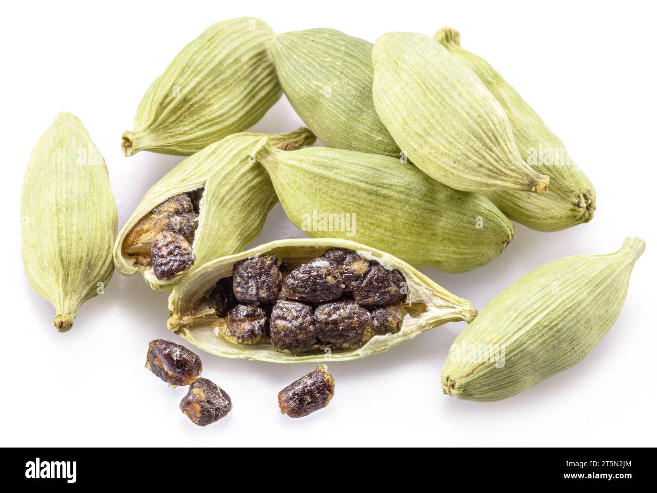 Graines d'épices à cardamome isolées sur fond blanc, ingrédient de vin chaud, image macro. Grand fond d'épices pour vos projets. Banque D'Images