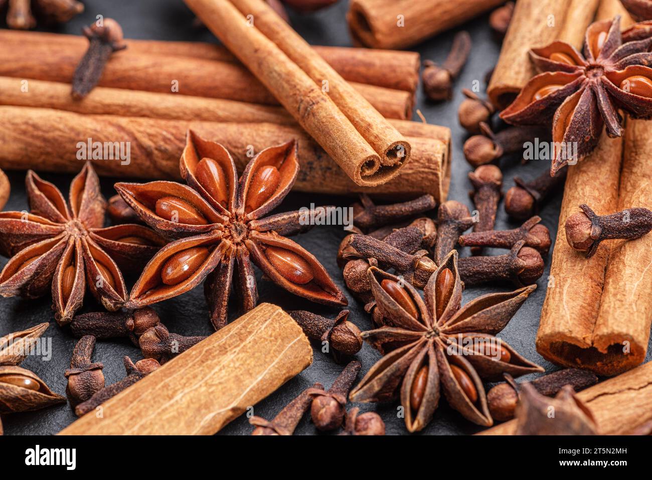Beaucoup de trois épices pour le vin chaud – anis étoilé, cannelle et clou de girofle, macro. Excellent arrière-plan pour vos projets. Banque D'Images