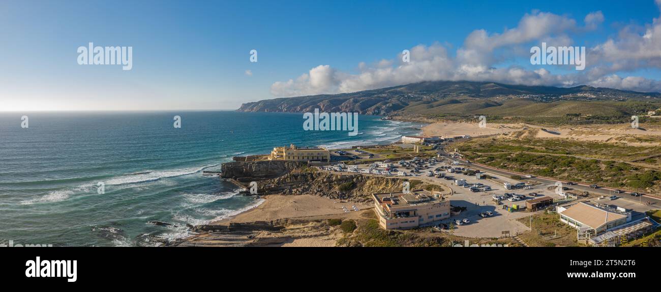 Côtes rocheuses et sablonneuses de la côte océanique du Portugal. Vue aérienne de la plage de Guincho. Banque D'Images