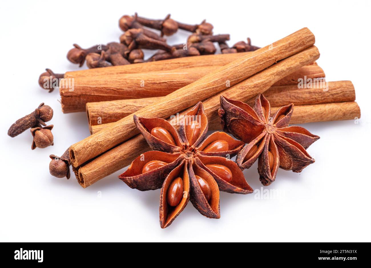 Beaucoup de trois épices pour le vin chaud – anis étoilé, cannelle et clou de girofle sur fond blanc. Grand fond d'épices pour vos projets. Banque D'Images