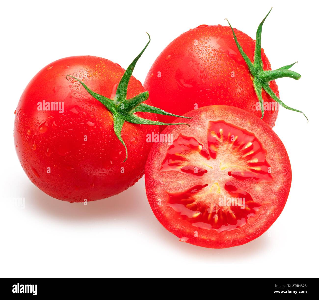 Tomates rouges fraîchement lavées recouvertes de gouttes d'eau sur fond blanc. Banque D'Images