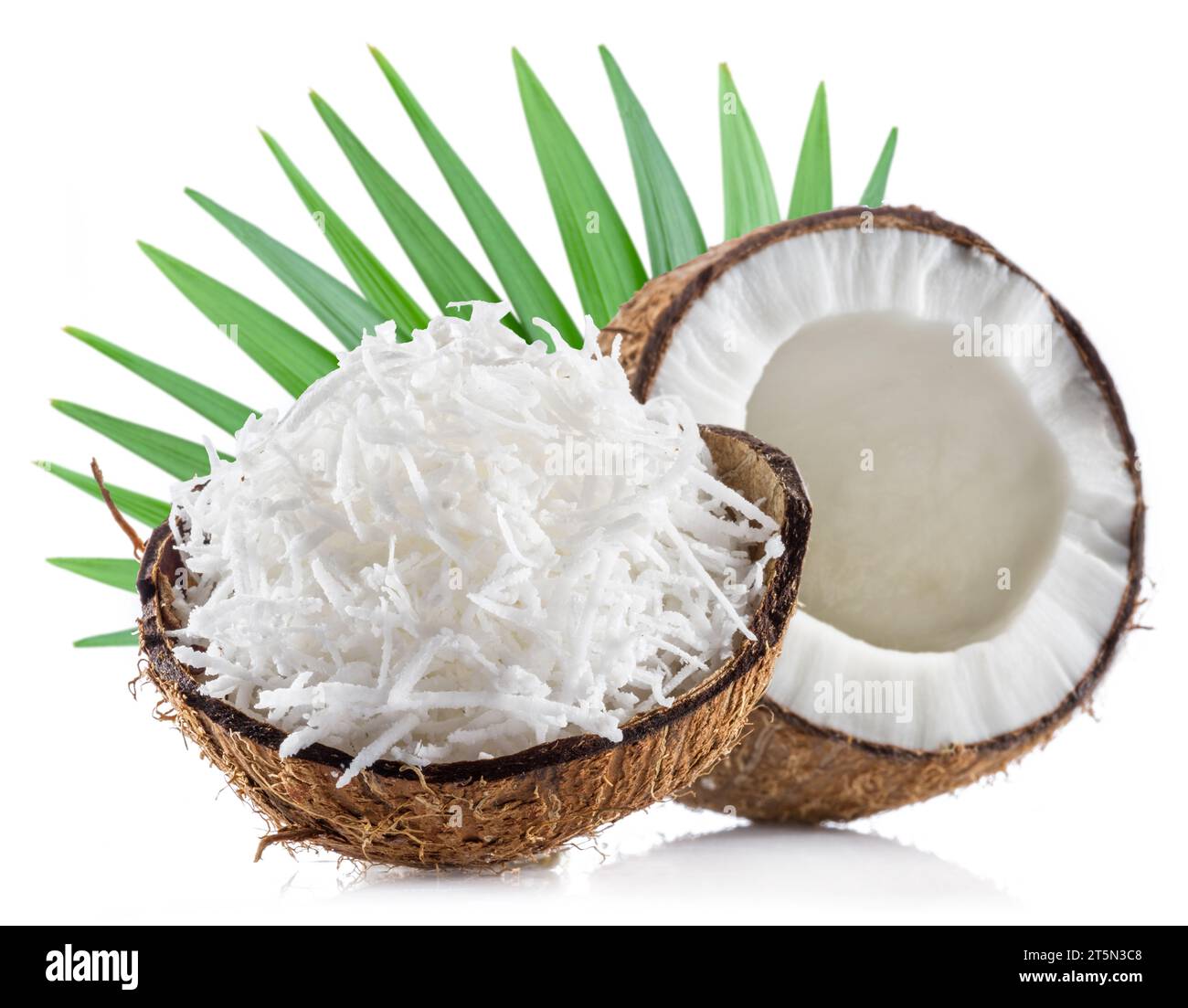 Noix de coco craquelée et viande de noix de coco râpée isolée sur fond blanc. Banque D'Images