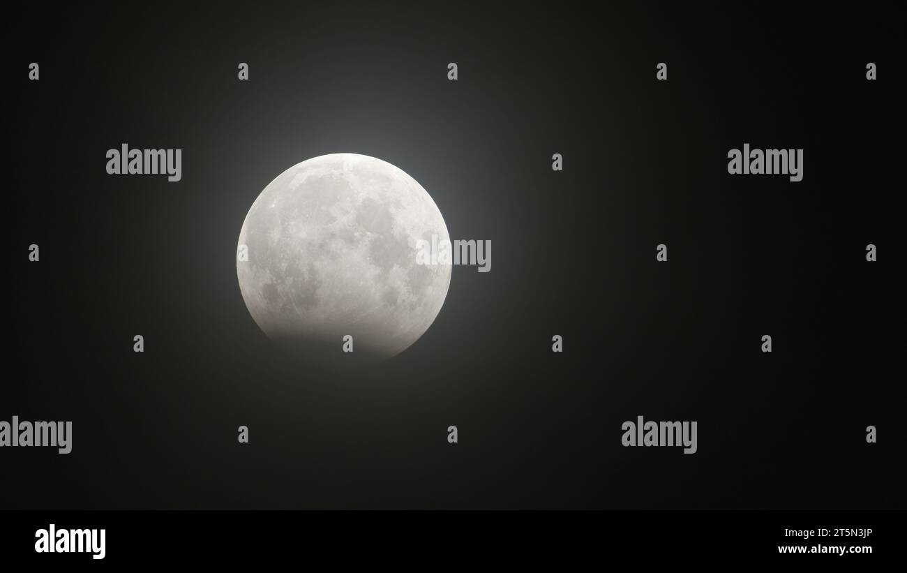éclipse lunaire partielle le 28 octobre 2023. La lune plongea dans l'ombre de la Terre. Banque D'Images