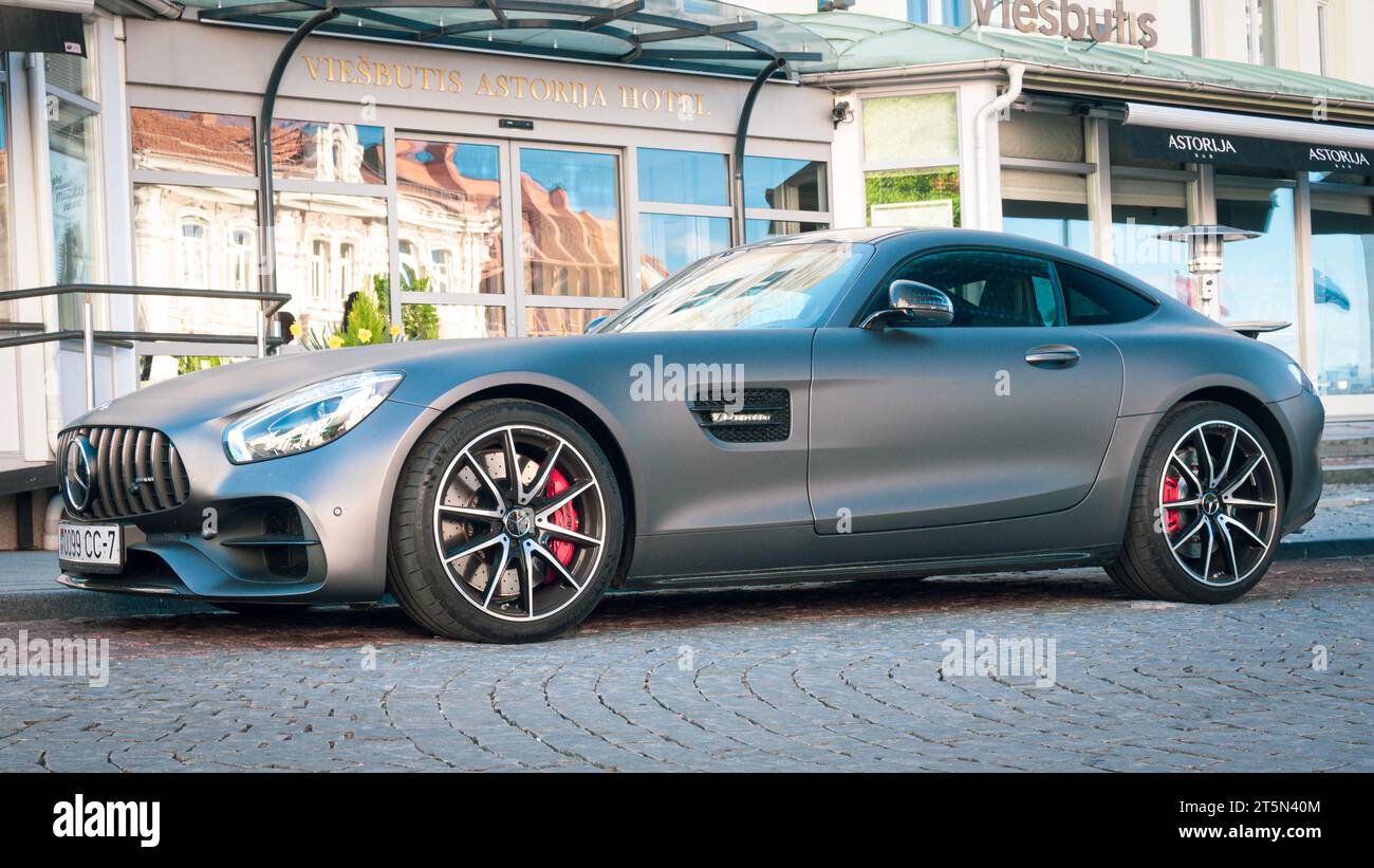 Mercedes-AMG GT S (C190) dans la vieille ville de Vilnius Banque D'Images