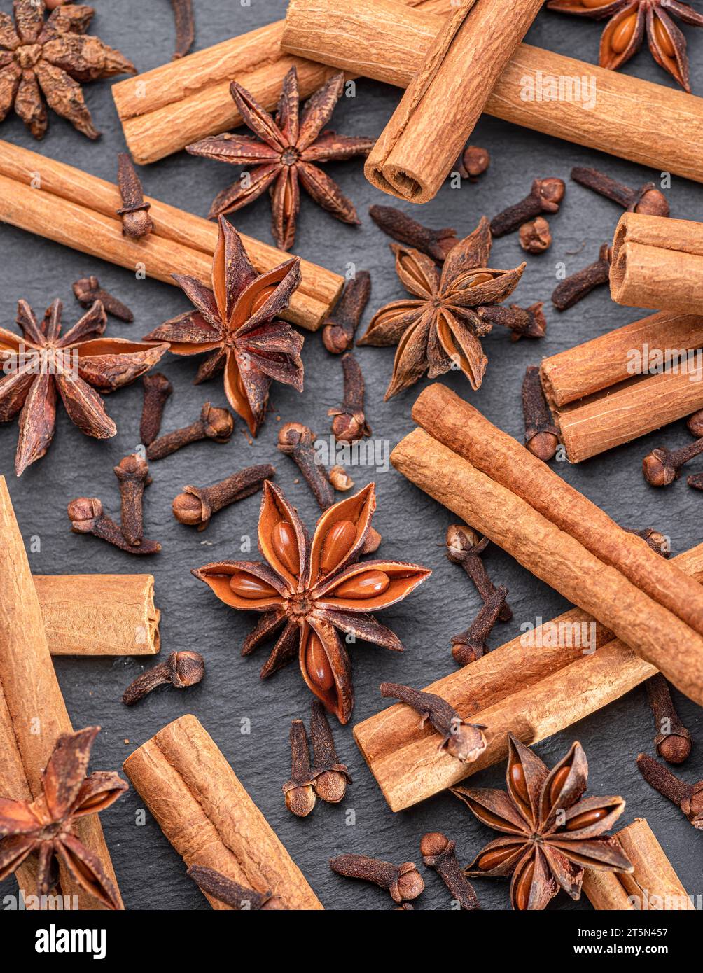 Beaucoup de trois épices pour le vin chaud – anis étoilé, cannelle et clou de girofle, macro. Excellent arrière-plan pour vos projets. Banque D'Images