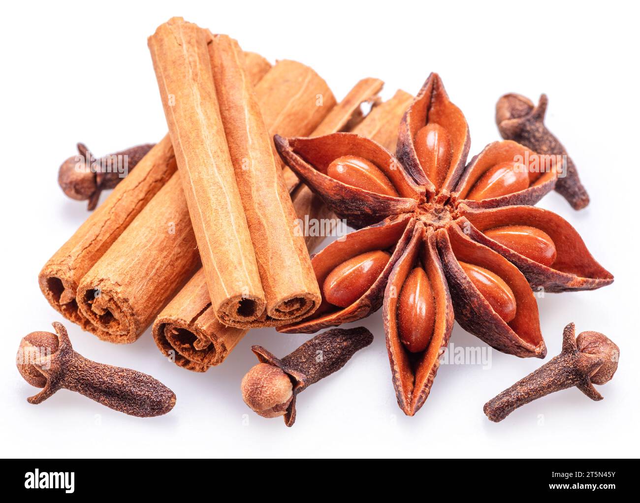 Beaucoup de trois épices pour le vin chaud – anis étoilé, cannelle et clou de girofle sur fond blanc. Grand fond d'épices pour vos projets. Banque D'Images