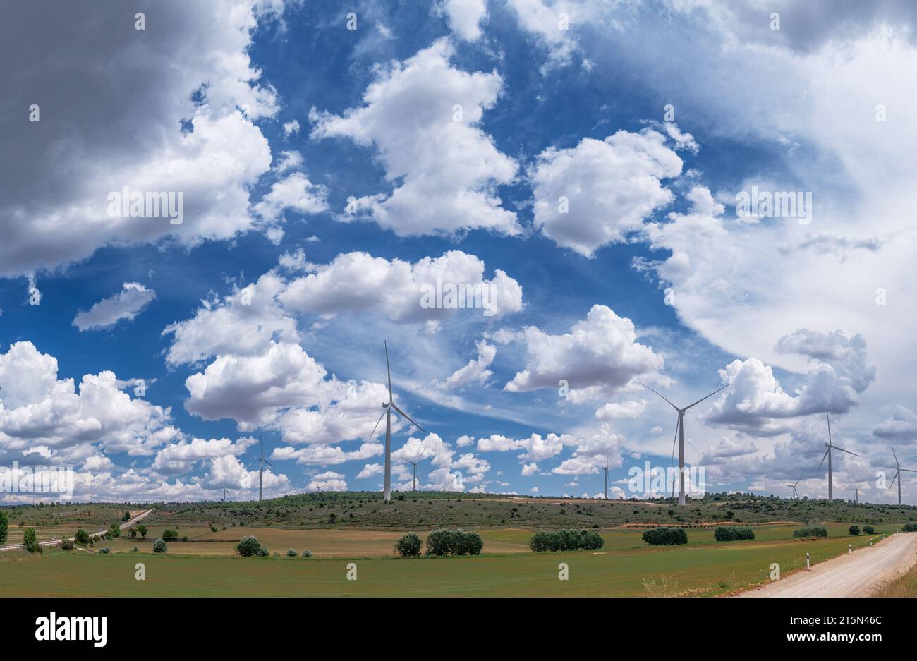 Éoliennes dans le paysage rural et ciel nuageux magnifique à l'arrière-plan. Production écologique d'énergie électrique. Banque D'Images