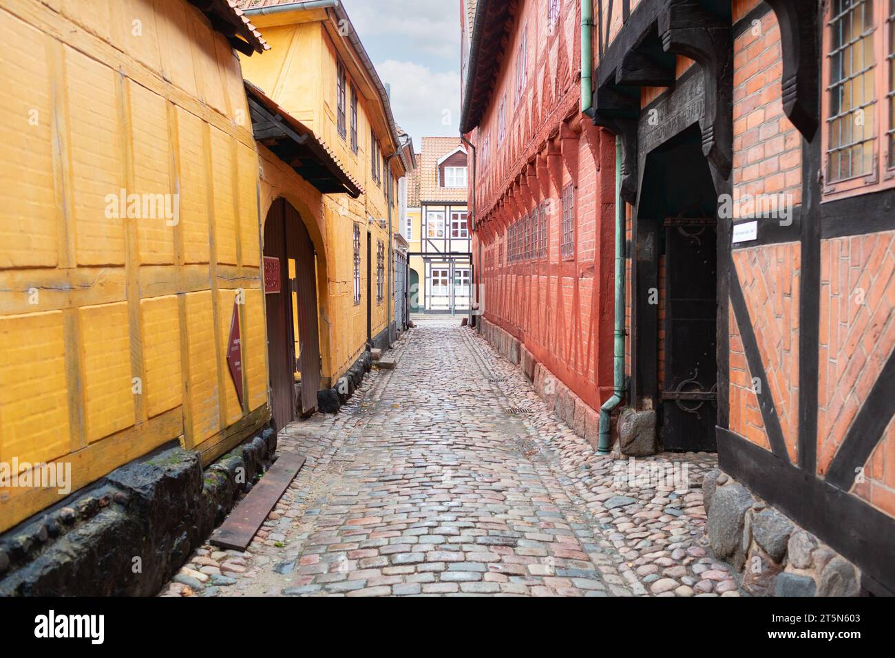 Odense, Danemark - 21 octobre 2023 : ruelle où se trouve le musée d'histoire de la ville d'Odense à l'angle de l'Overgade 48 Banque D'Images