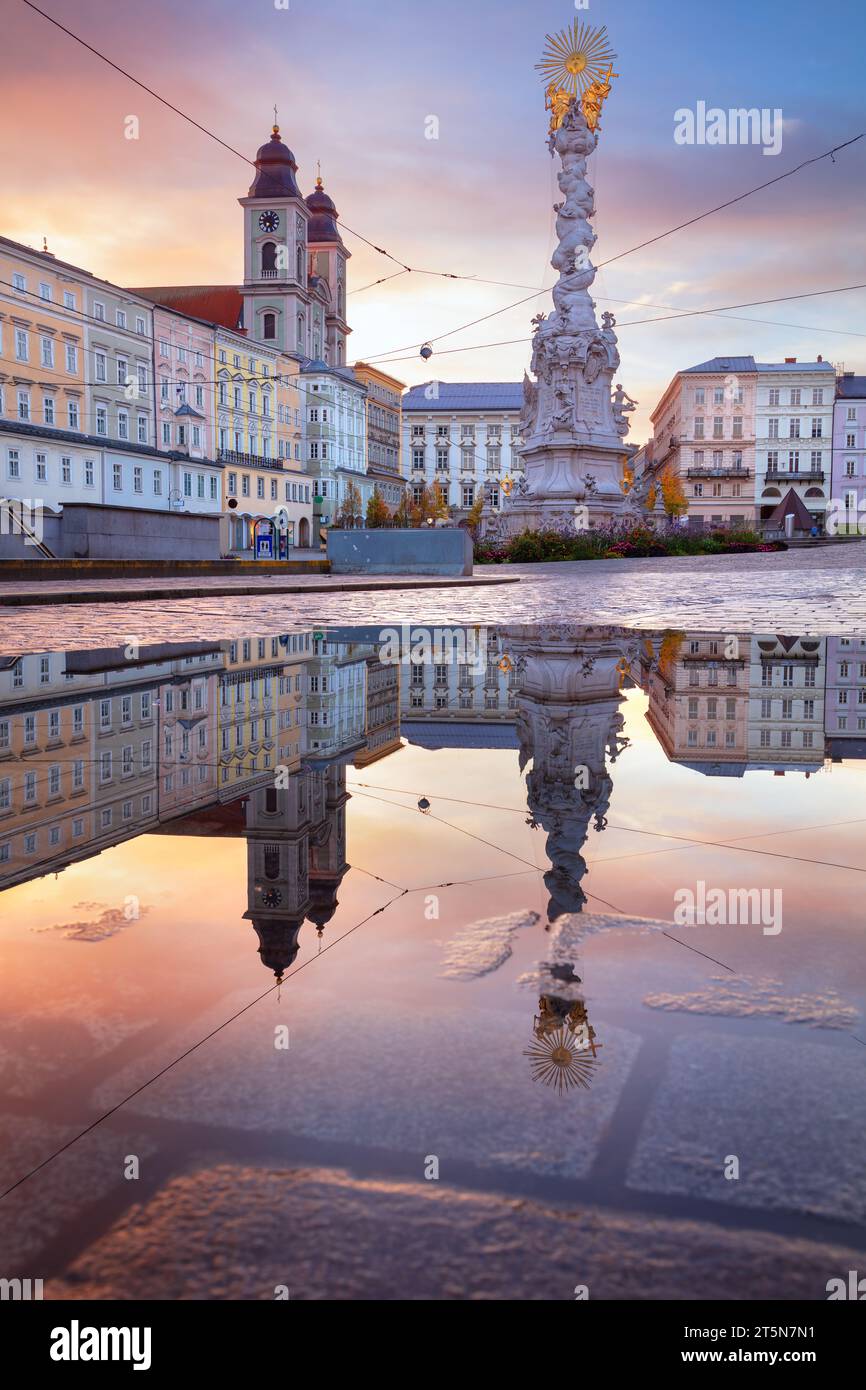 Linz, Autriche. Image de paysage urbain de la place principale de Linz, Autriche avec reflet de la ville Skyline au beau lever du soleil. Banque D'Images