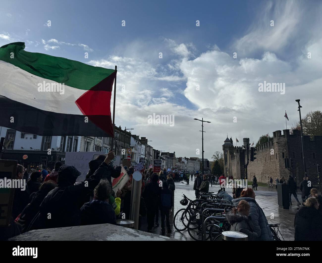 Marche pour la Palestine le 4 novembre 2023 au Cardiff City Centre, pays de Galles, Royaume-Uni Banque D'Images