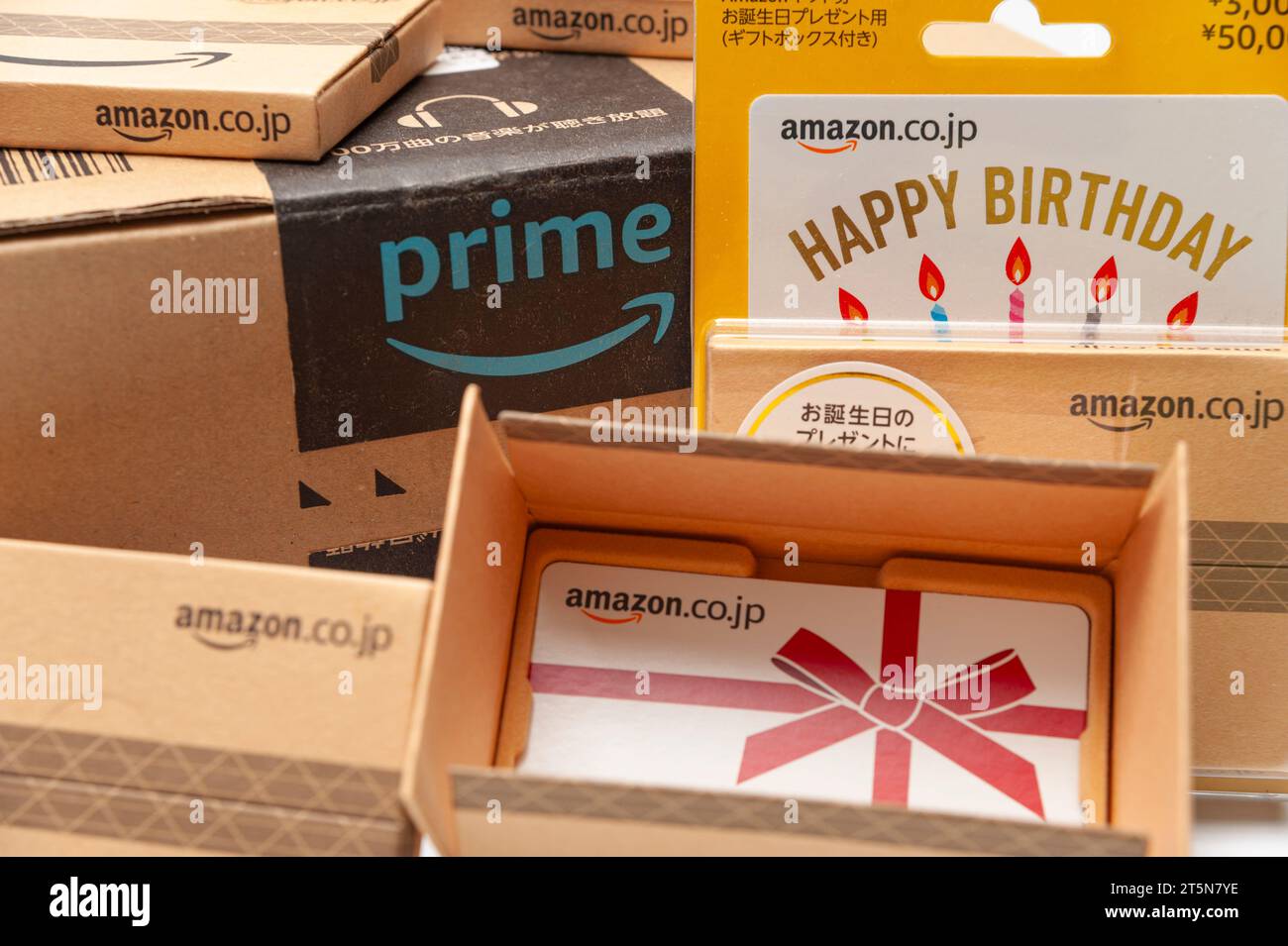 Fuji, Shizuoka, Japon - 11 août 2022 : boîte en carton avec le logo Amazon Prime et divers types de boîte de carte cadeau Amazon vendus au Japon isolé sur ba blanc Banque D'Images