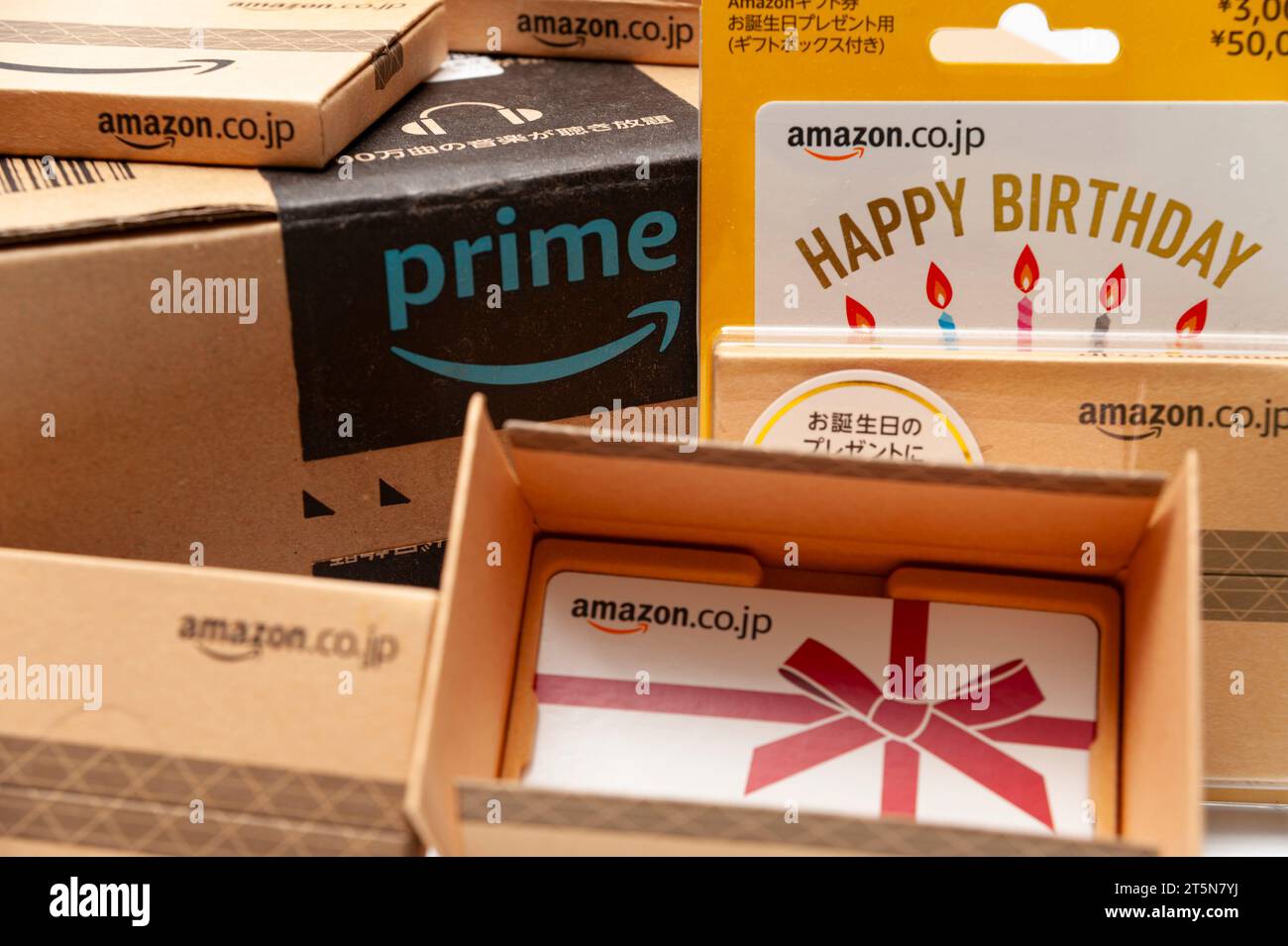 Fuji, Shizuoka, Japon - 11 août 2022 : boîte en carton avec le logo Amazon Prime et divers types de boîte de carte cadeau Amazon vendus au Japon isolé sur ba blanc Banque D'Images