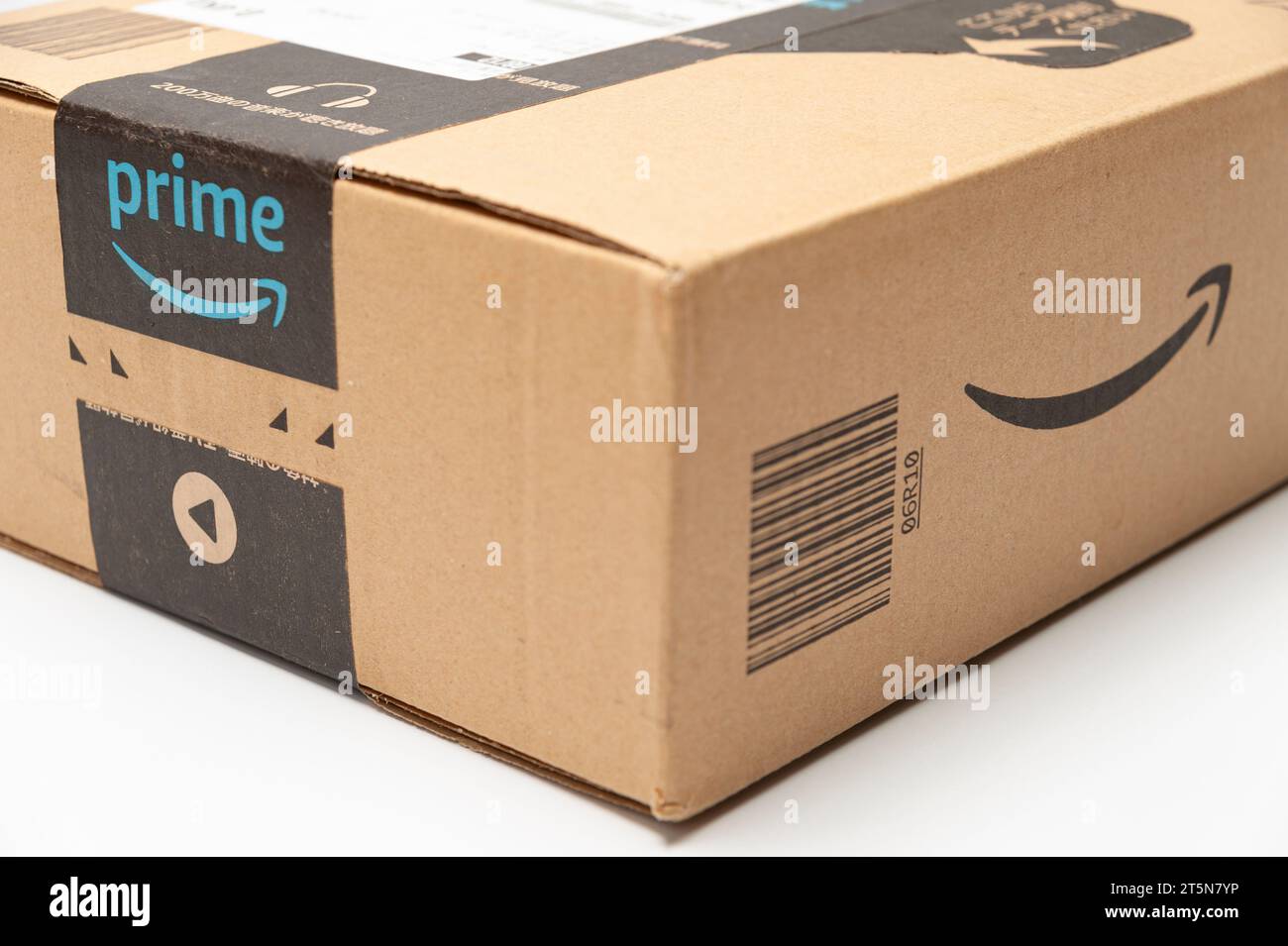 Fuji, Shizuoka, Japon - 11 août 2022 : boîte en carton avec logo Amazon Prime isolé sur fond blanc en gros plan. Banque D'Images