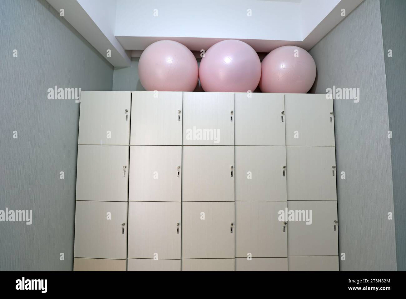 Équipement de yoga dans la salle de gym, Chine Banque D'Images