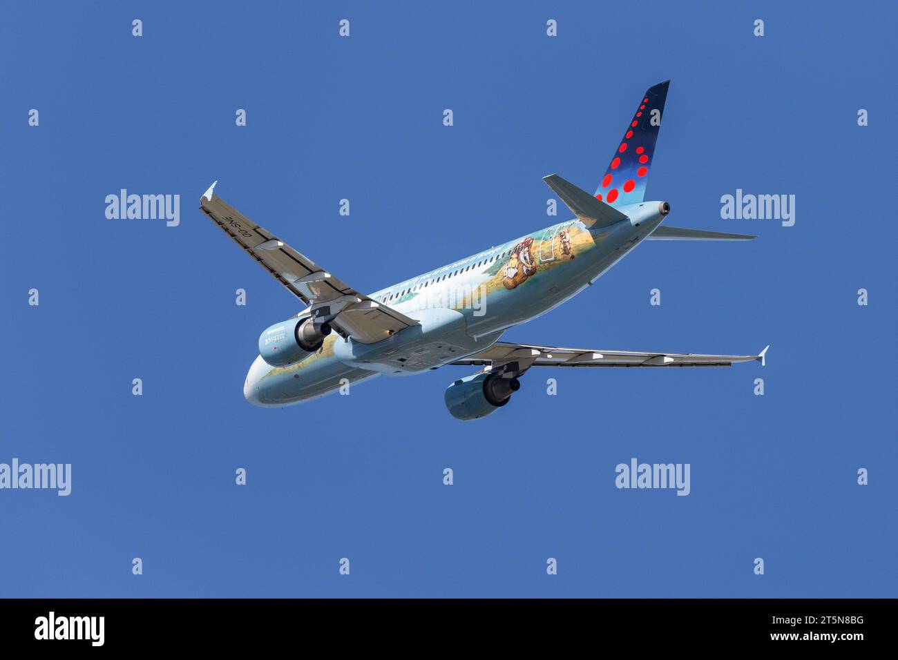 Brussels Airlines Airbus A320-214, immatriculation OO-SNE au départ de Londres Heathrow LHR en direction de l'ouest dans des conditions parfaites par un après-midi d'été ensoleillé Banque D'Images