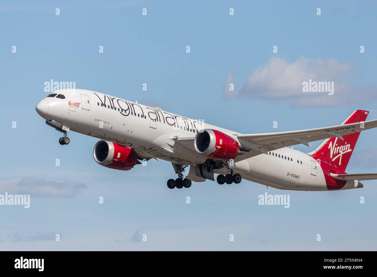Virgin Atlantic Boeing 787-9 Dreamliner 'Maid Marian', immatriculation G-VOWS au départ de Londres Heathrow dans des conditions parfaites un après-midi de septembre Banque D'Images