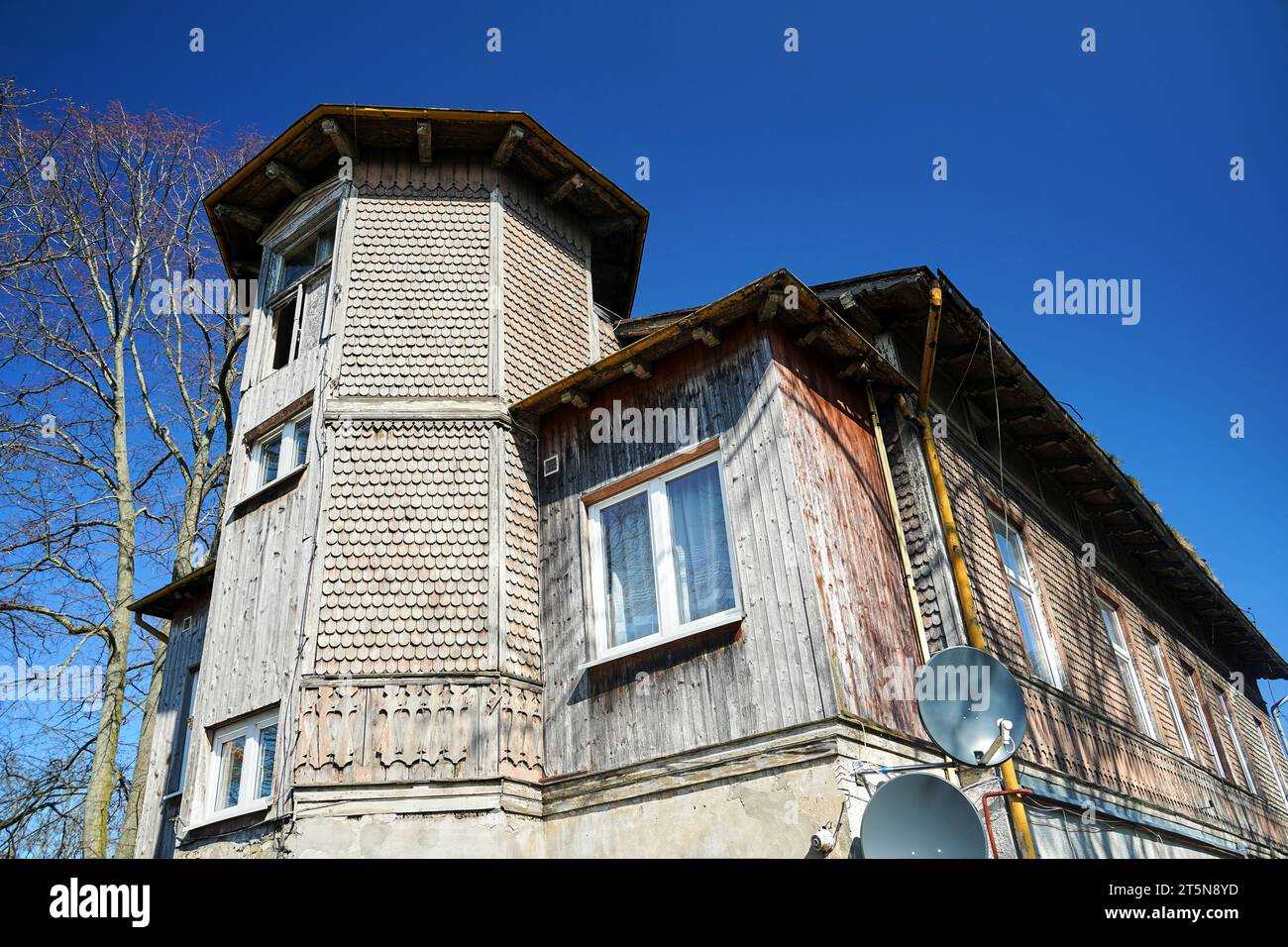 Une maison historique en bois avec antenne parabolique dans la ville de Międzyzdroje, Pologne Banque D'Images