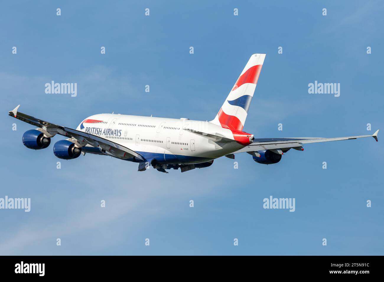 Airbus A380-841 de British Airways immatriculé G-LXEC au départ de Londres Heathrow par un bel après-midi d'automne ensoleillé Banque D'Images