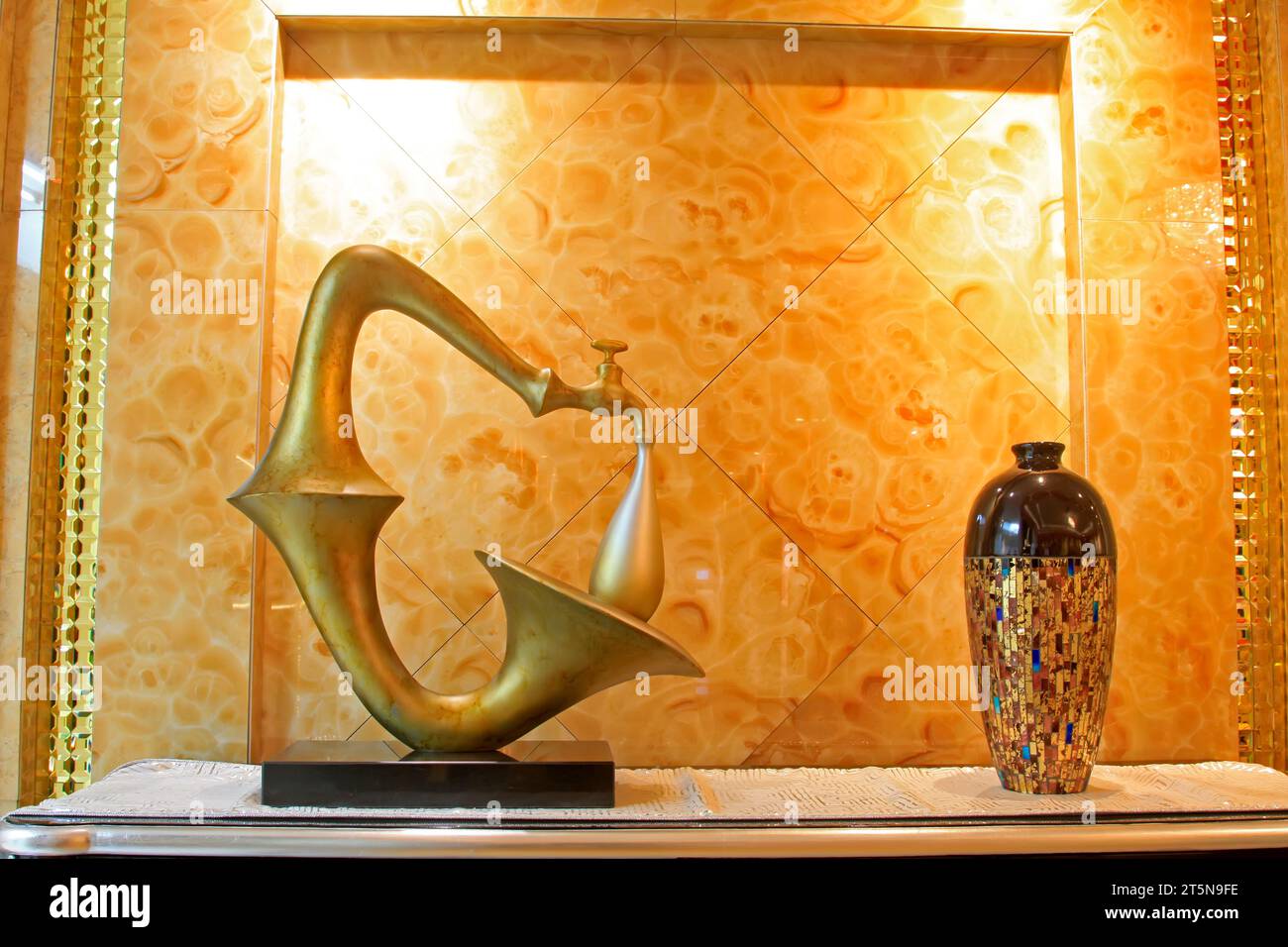 ornements en forme de corne de robinet et céramique à l'intérieur, gros plan de la photo Banque D'Images
